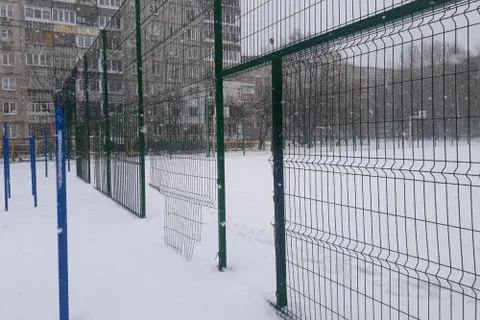 В Ярославле разваливаются спортплощадки у школ