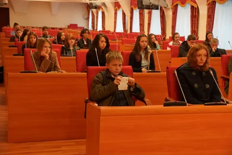 Учащимся школы 76 Ярославля удалось посидеть в депутатских креслах