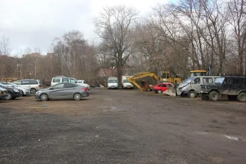 Автостоянку в Ярославле сносят за долги (с фото)