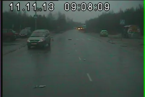 В Ярославле под колесами автомобилей оказались две женщины