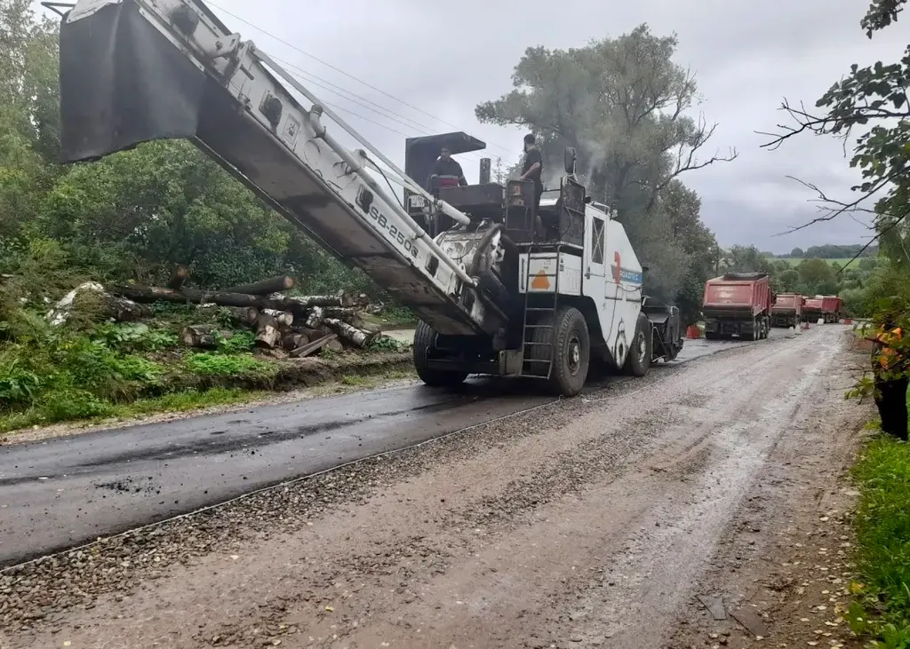 В Ростовском округе начали укладку асфальта на дороге от Семибратово до Халдеево