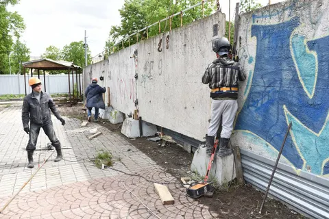 Два долгостроя на площади Труда сдадут в будущем году