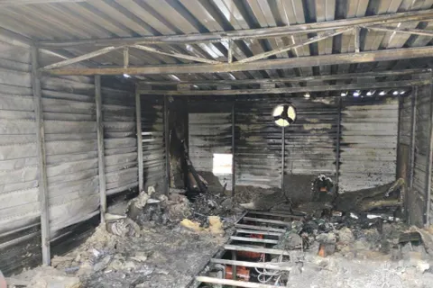 В Ярославской области гараж сгорел из-за электросамоката