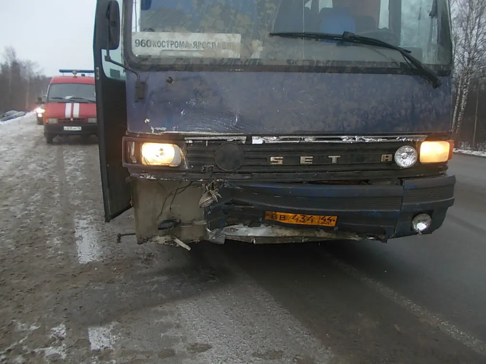 Полиция Ярославля рассказала об аварии двух машин и рейсового автобуса