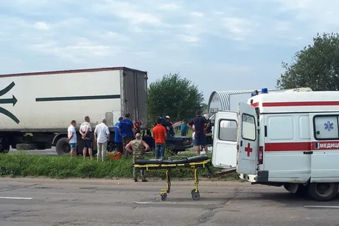 В Ярославле огромная фура подмяла под себя легковушку: есть пострадавший