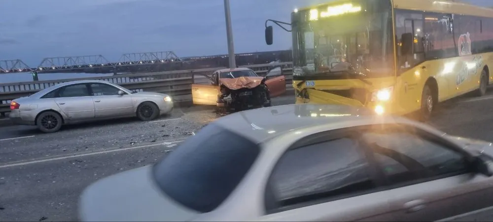 В ДТП с автобусом на Октябрьском мосту пострадал водитель иномарки