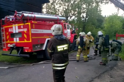 В Ярославле загорелся многоквартирный деревянный дом