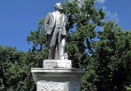 В Угличе памятник Ленину убрали из центра
