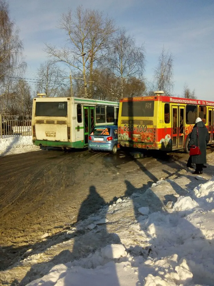 Тройное ДТП за Волгой: два автобуса зажали машину ученика