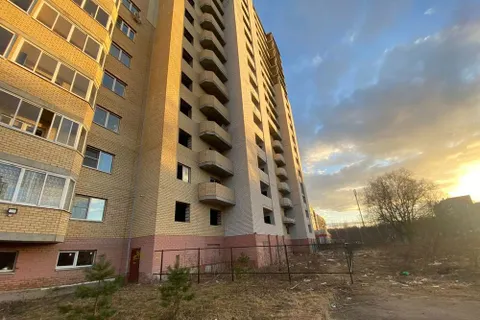 В Ярославле вокруг опасного недостроя ставят забор