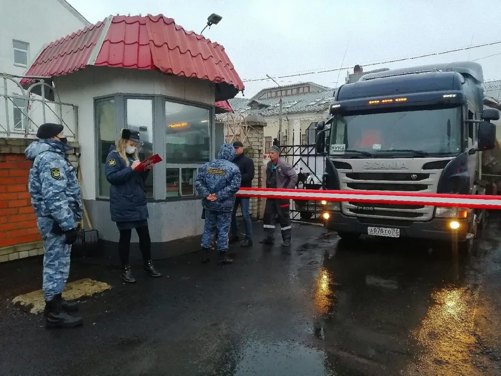 В Ярославле приставы обеспечили проезд муковозов к хлебозаводу