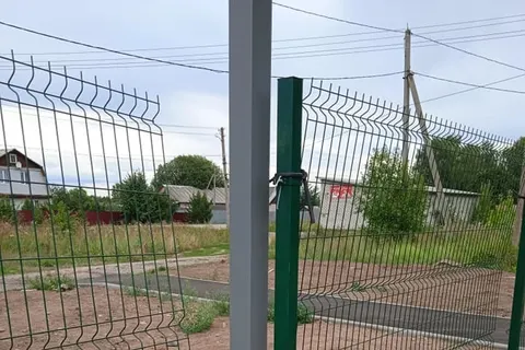 «На соплях»: под Переславлем развалилась свежеоткрытая спортплощадка