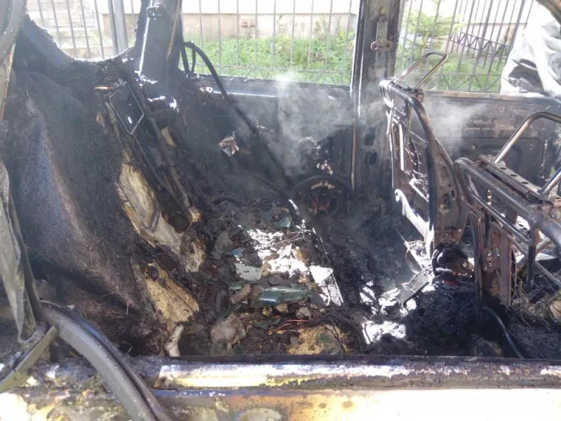 В Ярославле среди бела дня сгорел припаркованный дорогой автомобиль