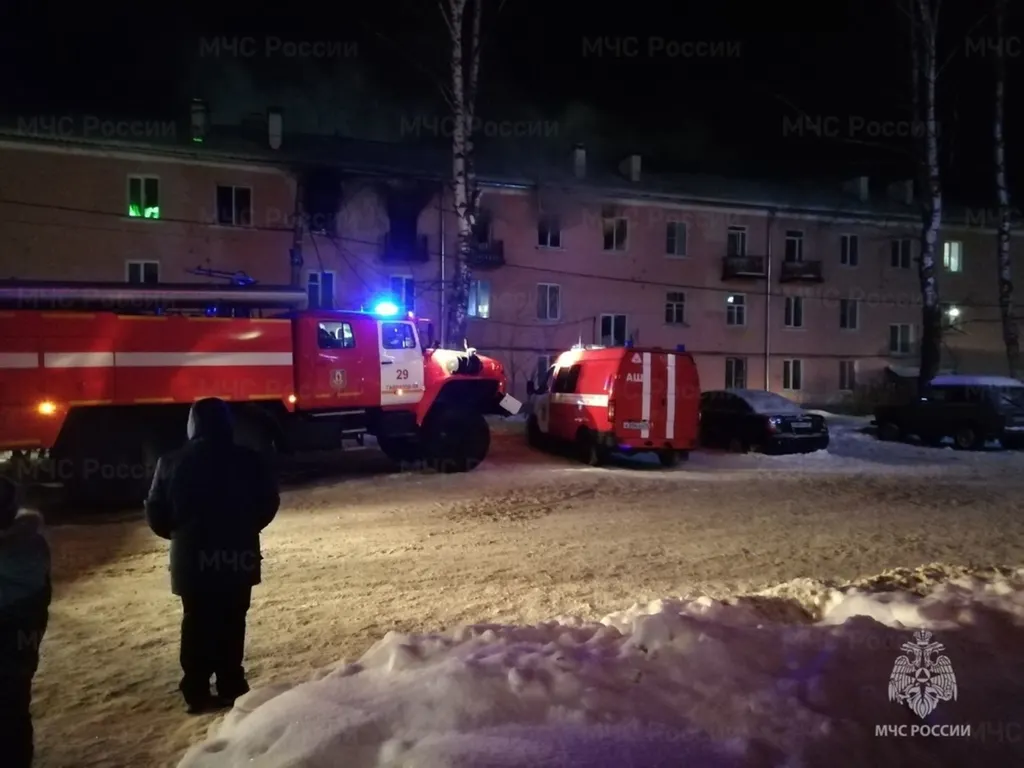 В Гаврилов-Яме горит многоквартирный дом