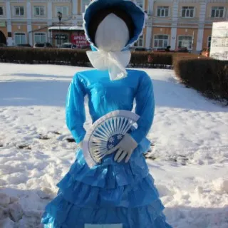 В центре Ярославля начали устанавливать масленичных кукол