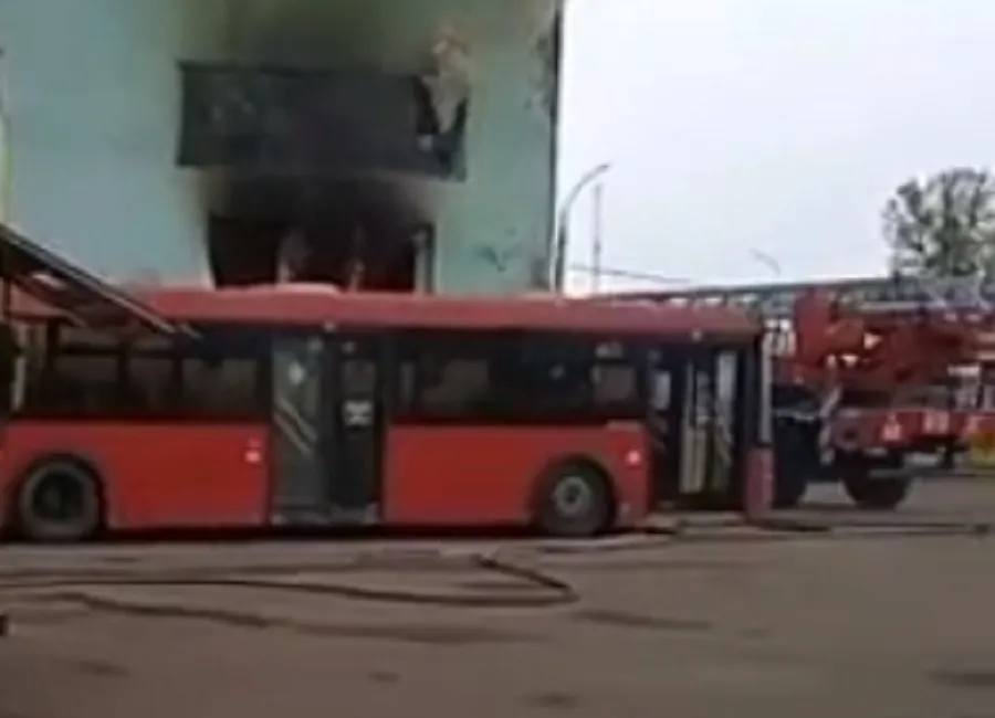 В Ярославле на территории ПАТП-1 загорелось здание