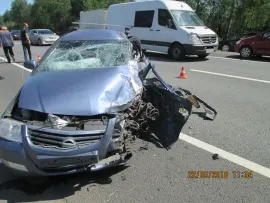В Ярославской области «Ниссан» в ДТП разбился в хлам