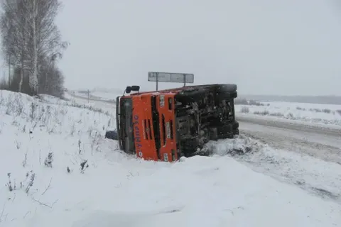 В Ярославской области перевернулся КАМАЗ