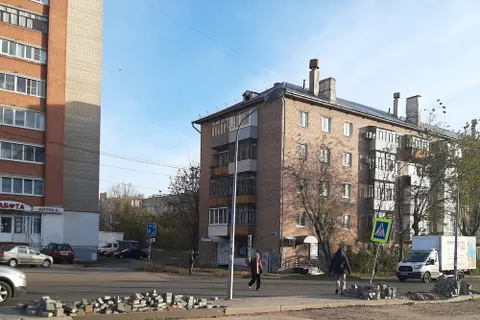 В Ярославле у «Фараона» разобрали плитку перед пешеходным переходом