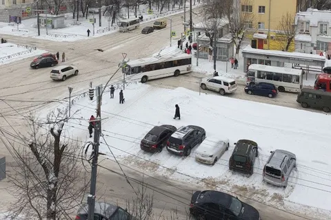 В Ярославле из-за неубранных дорог автобус заблокировал проспект Ленина
