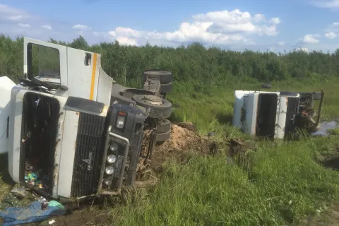 Под Ярославлем завалились в кювет сразу два КАМАЗа