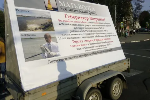 В Ярославле полиция задержала машину кандидата с плакатом "удави в себе единоросса"