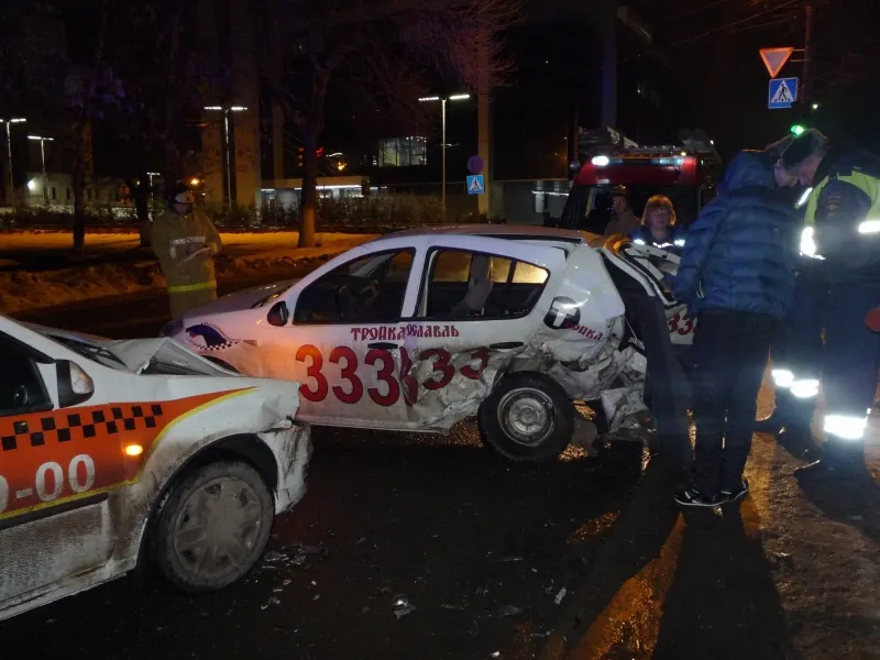 Сразу несколько ярославцев пострадали в ДТП с такси в праздник