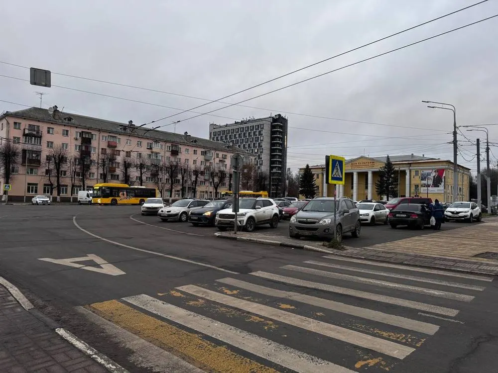 На Привокзальной площади в Ярославле начинают монтаж платной парковки