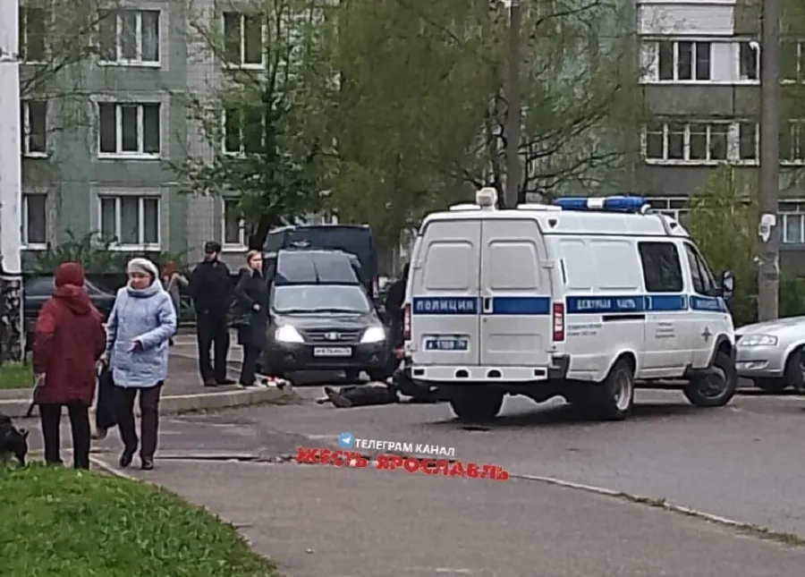 В Ярославле посреди двора умер мужчина