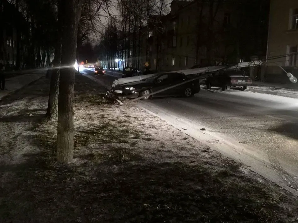 В центре Ярославля иномарку раздавил столб: фото