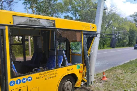 Девять пассажиров в больнице: в Ярославле рейсовый автобус снес столб