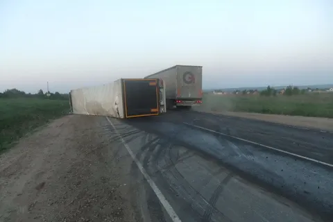 В Переславском районе на трассе М-8 утром перевернулся грузовик