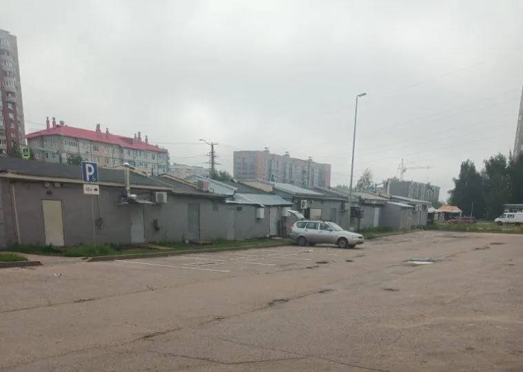У торгового центра в Ярославле сделали места для инвалидов
