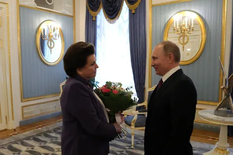 Путин подарил Терешковой бронзовую птицу