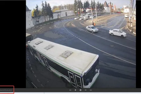В центре Ярославля троллейбус сбил женщину: видео не для слабонервных