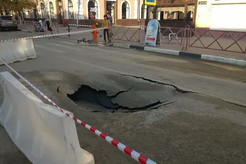 В Ярославле снова провалился асфальт посреди дороги