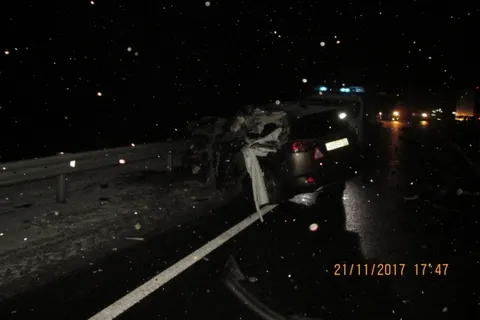 В Ярославской области грузовик подмял иномарку: погиб водитель