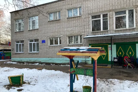 В Ярославле с крыши детского сада упал ремонтник