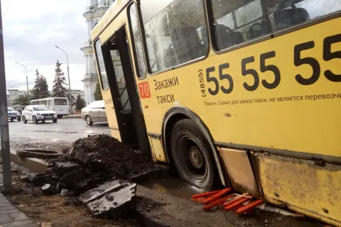 В самом центре Рыбинска троллейбус провалился в яму