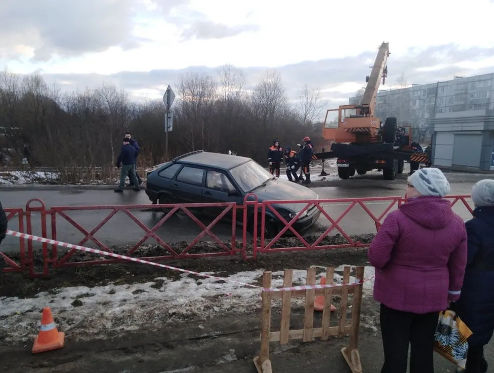 В Ярославле из-за провала асфальта изменено движение транспорта
