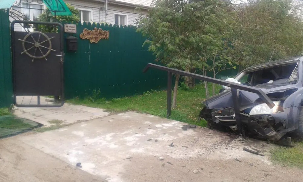 В Гаврилов-Ямском районе «Форд Фокус» врезался в ограждение