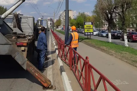 Ярославль готовится к праздникам: опоры красят – флаги прилипают