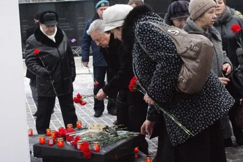 В Ярославле прошла мемориальная патриотическая акция «Зажги свечу памяти»