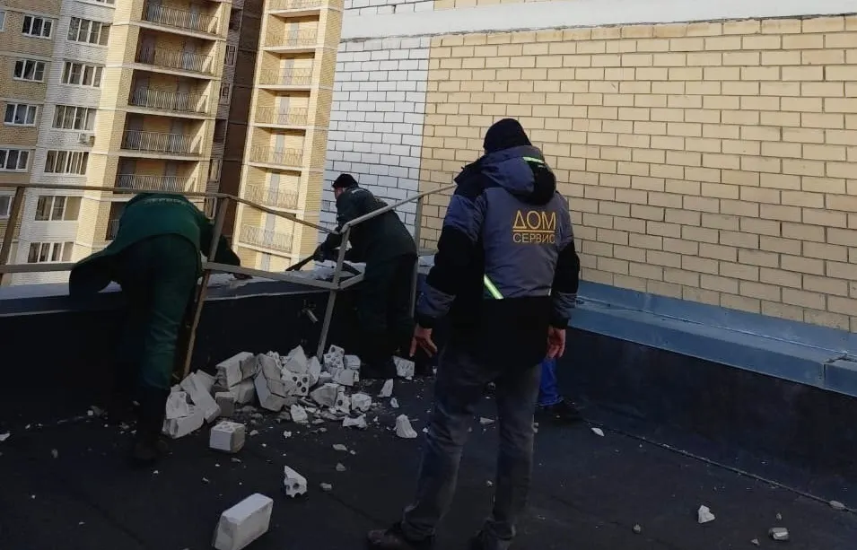 Застройщик заплатит компенсацию за падение стены на машину в Ярославле