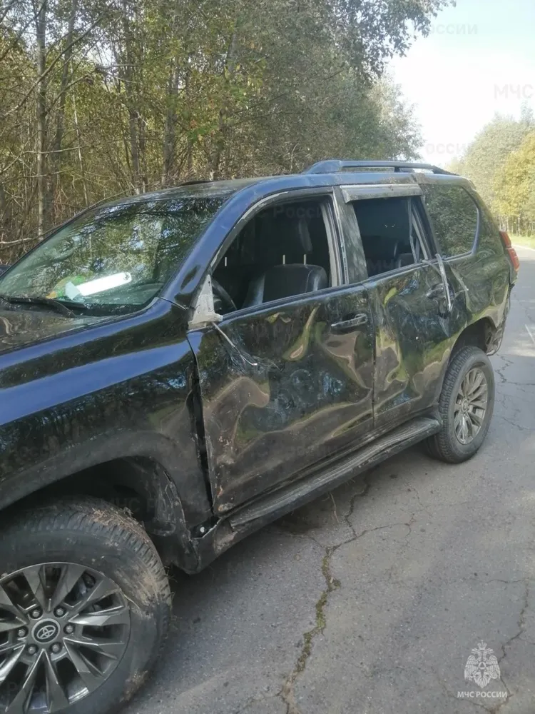 Под Рыбинском внедорожник врезался в припаркованный на обочине автомобиль