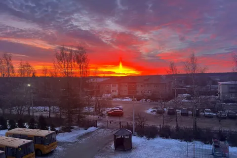 Ярославцы делятся фото световых столбов в рассветном небе