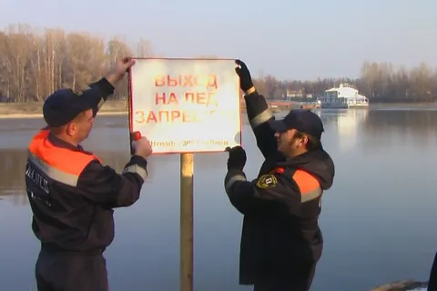 В Ярославле на опасных участках водных объектов выставлены запрещающие выход на лед знаки