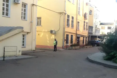 Мэра Ярославля доставят в здание Кировского суда через специальный вход