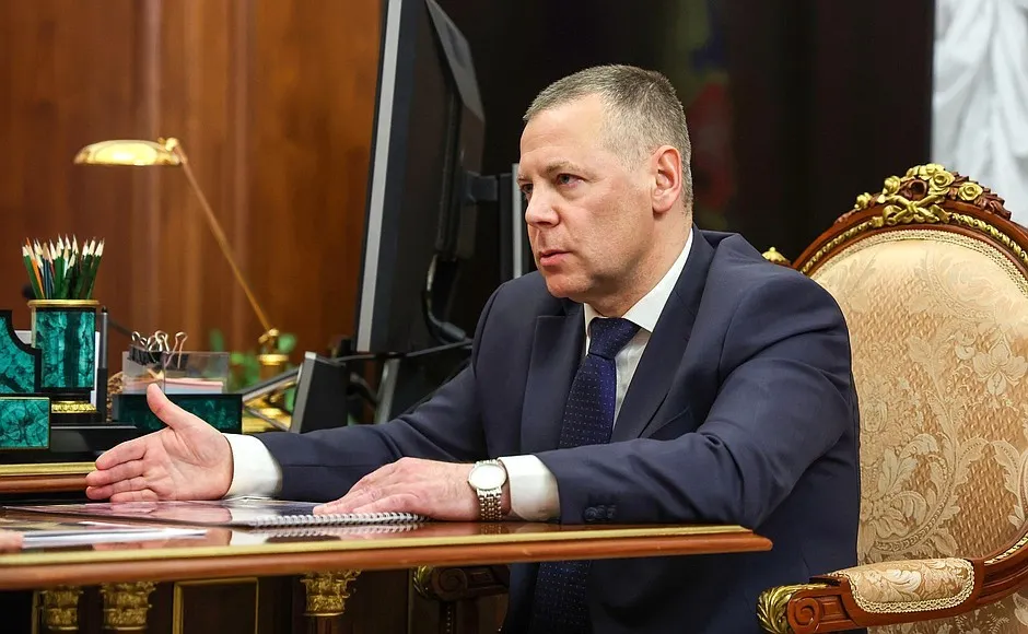 Ярославский губернатор передал Владимиру Путину шеврон СВО