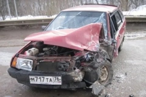 В Ярославской области «ВАЗ» врезался в автобус с 12 пассажирами
